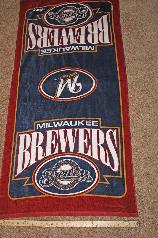 lot 8039 image: Milwaukee Brewers Towel- Wow