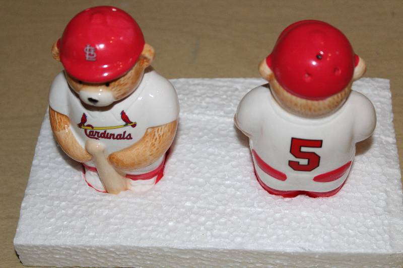 lot 8044 image: St. Louis Cardinals Salt and Pepper Shakers- Cute