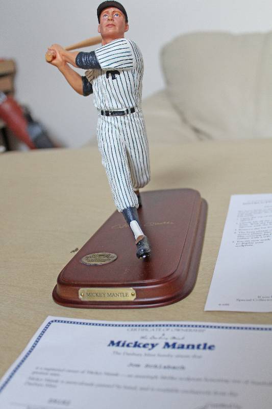 lot 8050 image: Mickey Mantle Figurine- Check it Out