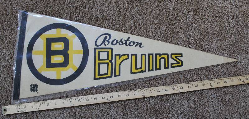 lot 8111 image: Boston Bruins Pennant