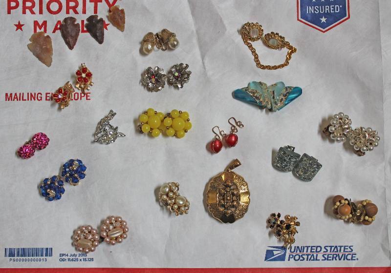 lot 8231 image: Costume Jewelry and Arrowheads