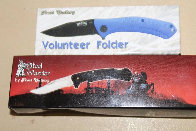 lot 8233 image: Lot of 2 Pocket Knives