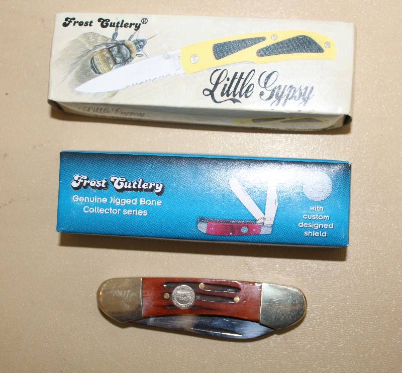 lot 8234 image: Lot of 3 Pocket Knives