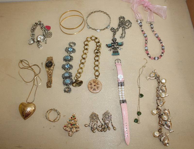lot 8243 image: Assorted Jewelry