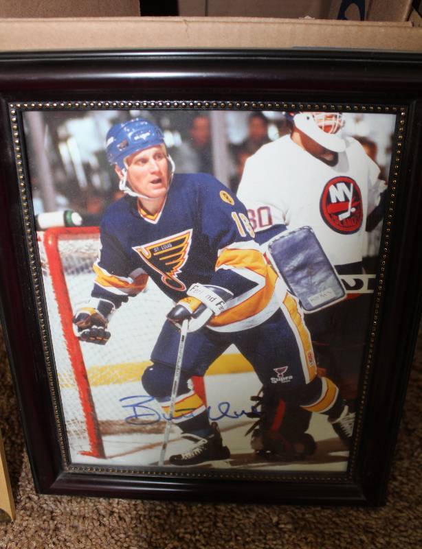 lot 8250 image: Autographed Brett Hull Pic