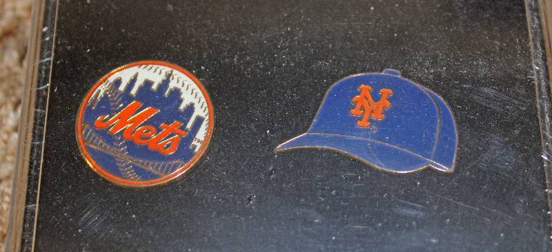 lot 8252 image: New York Mets Pin Set