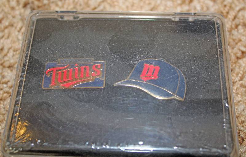 lot 8260 image: Minnesota Twins Pin Set