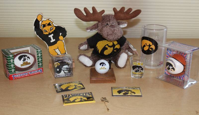 lot 8287 image: Assorted Iowa Haweyes Souvenirs - See pics - Great Lot