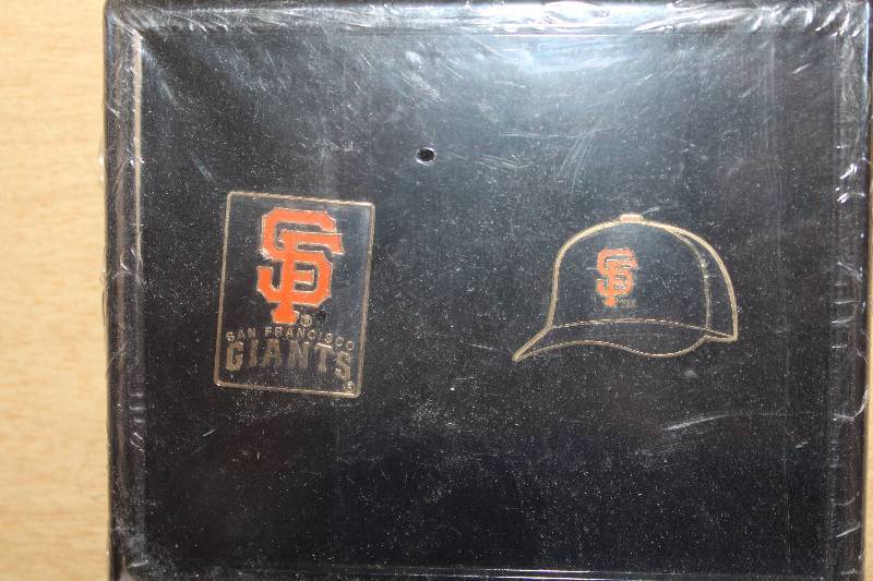 lot 8822 image: San Francisco Giants Pin Set - in case
