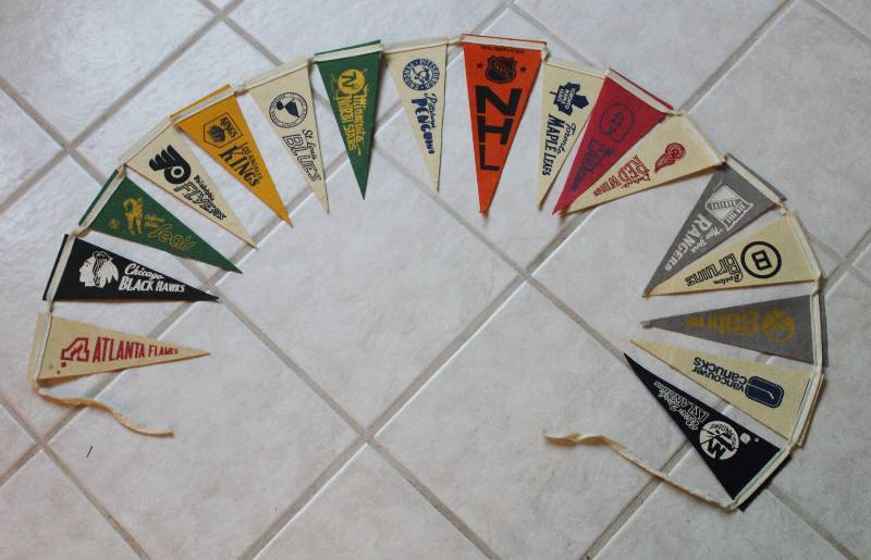 lot 8824 image: Streamer of Small Pennant Flags - Hockey