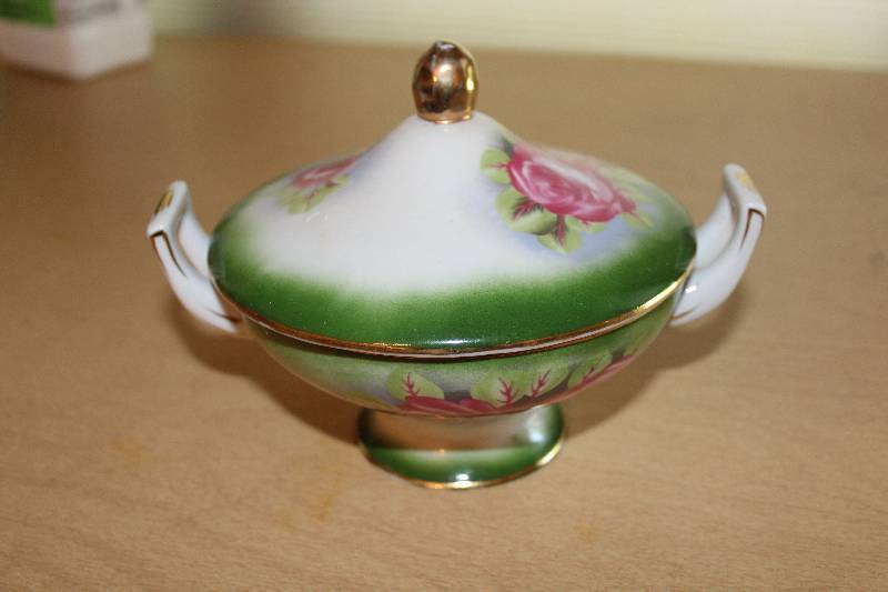 lot 8843 image: Small Candy Dish - w Roses