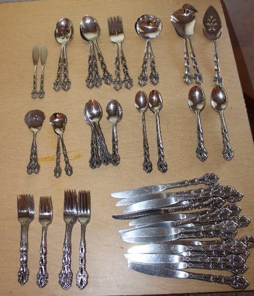 lot 8852 image: Set of Nice Oneida Flatware - More than 90 pieces - Clean w serving pieces too See pics