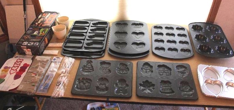 lot 8860 image: Lot of Candy Molds and Assorted Candy Making Items - See pics