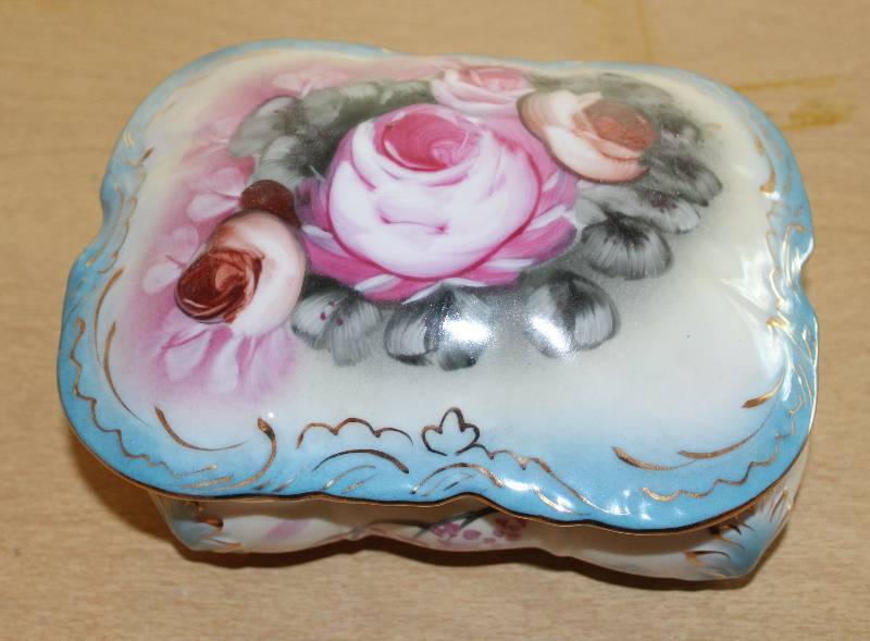 lot 8861 image: Covered Dish - Hand Painted NIPPON