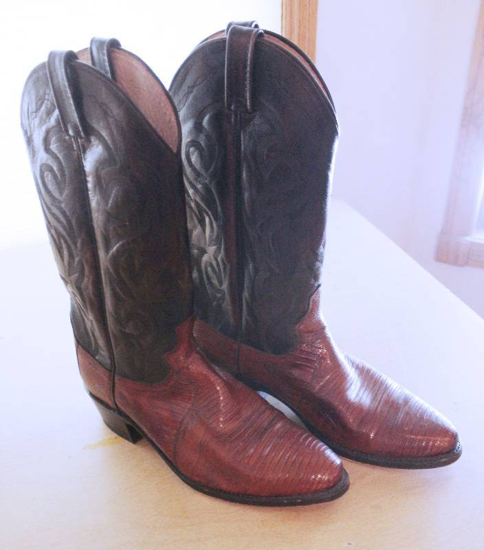 lot 8864 image: Very Nice Pair of Cowboy Boots - DAN POST - Size 9 D - Nice dress boots