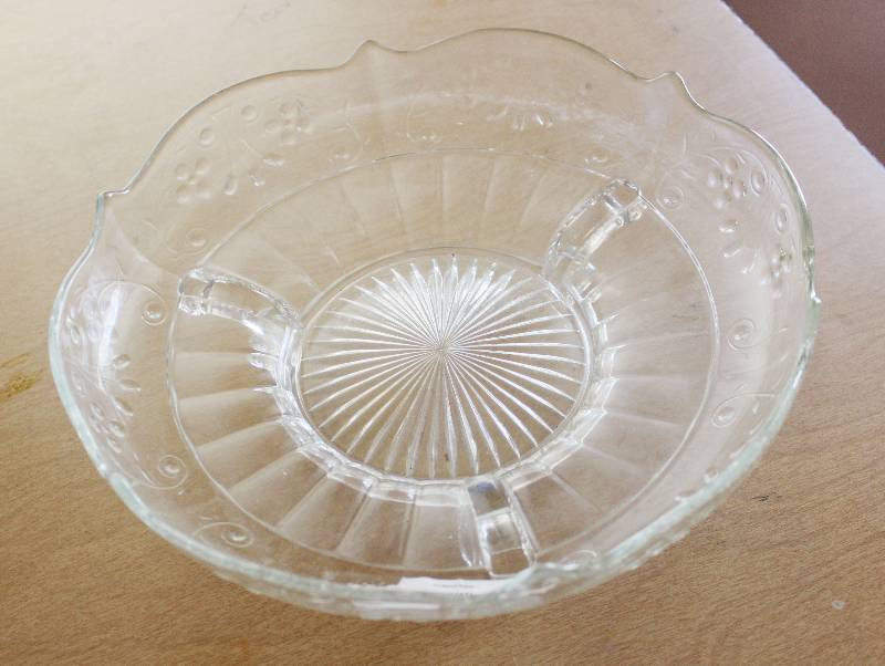lot 8866 image: Nice Tri-Footed Glass Bowl