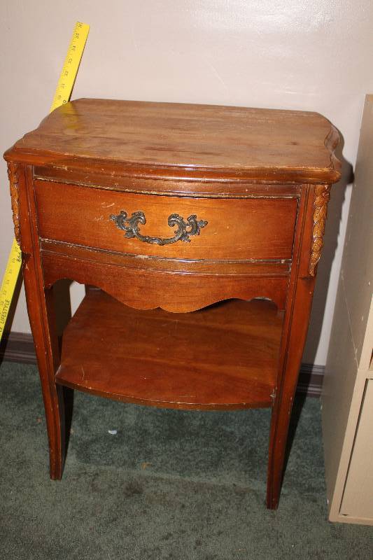 lot 5004 image: Very Pretty Wood Side Table w Drawer - see pics - polish and use as is or great project item - 27.5 tall