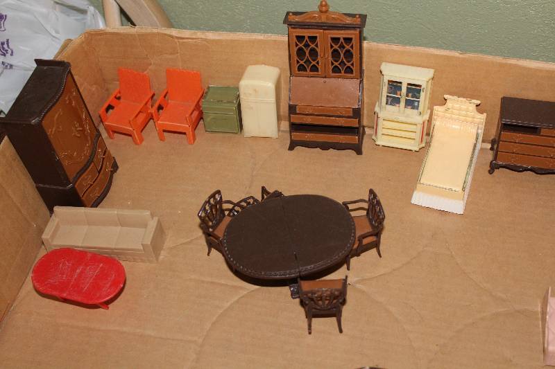 lot 5008 image: Lot of Dollhouse Furniture - COOL