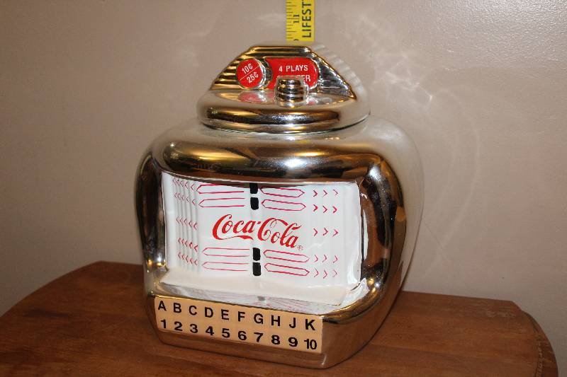 lot 5044 image: Coca Cola Cookie Jar- Resembles an Old Jukebox Cute