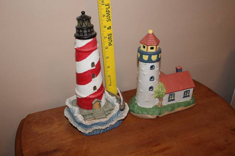 lot 5064 image: Lot of 2 Light House Figurines - WOW