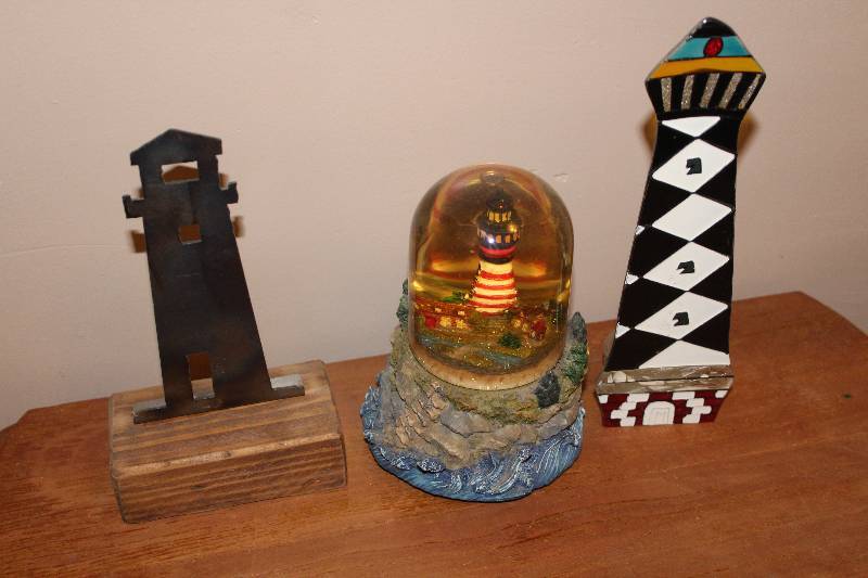 lot 5070 image: Lot of 3 Lighthouse Home Decor Pieces - Neat