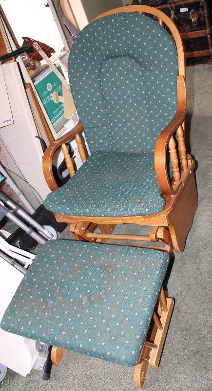 lot 8120 image: Gilder Rocker w Ottoman- Take a Look