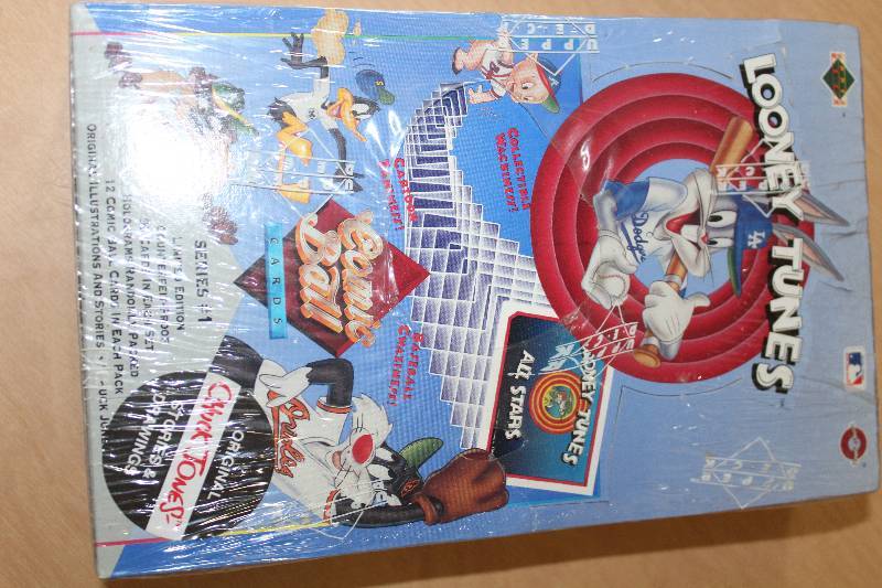 lot 8122 image: Looney Toons Comic Ball Collector Cards- Wow