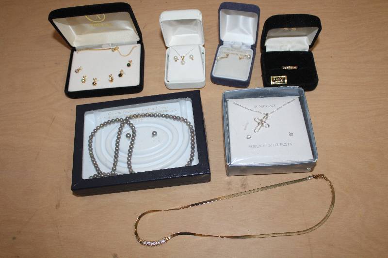 lot 8128 image: Lot of Assorted Jewelry- Take a Look Pretty
