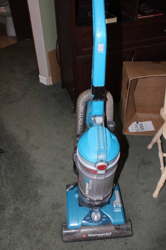 lot 8139 image: Hoover Wind Tunnel Upright Vacuum- Tested and Works