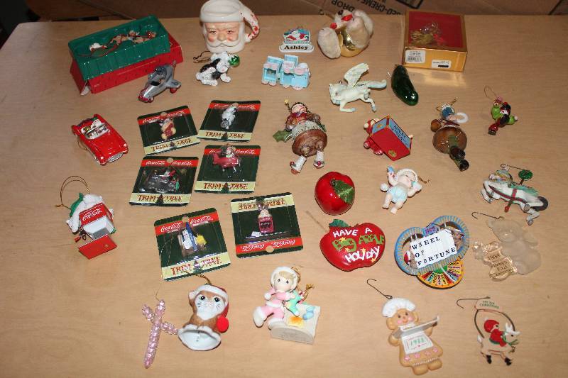 lot 8146 image: Assortment of Holiday Items- All in a Campbells Tin- Cool
