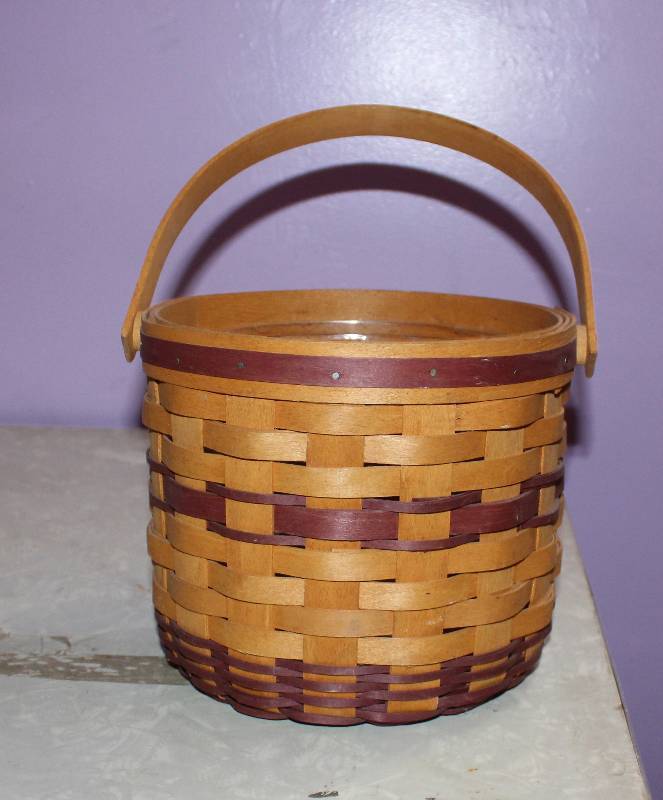 lot 8165 image: Rd Longaberger Basket w Moveable Handle- Plus Plastic Liner- Cool