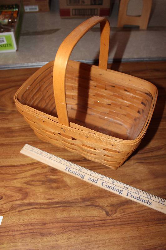 lot 8189 image: Longaberger Basket w Plastic Liner- Wow