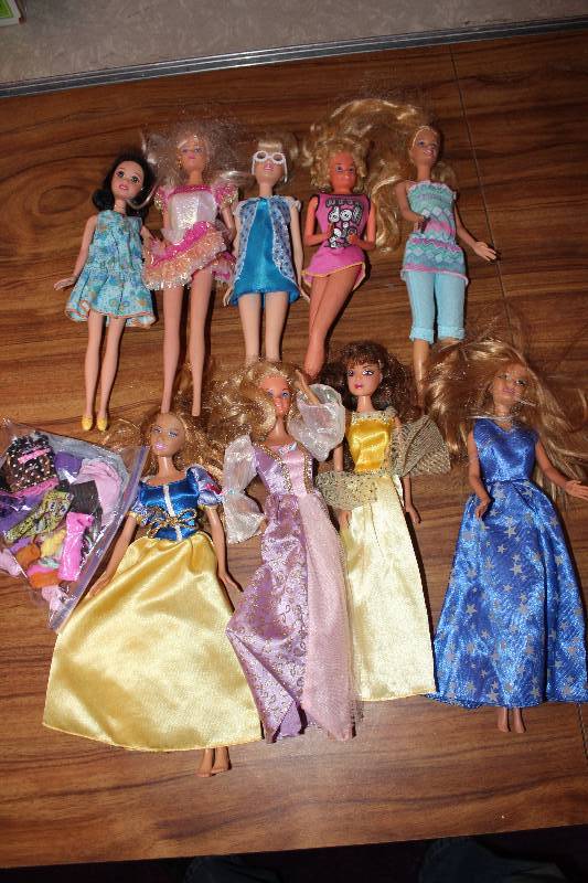 lot 8197 image: Lot of Barbies and Clothes- Great Bundle