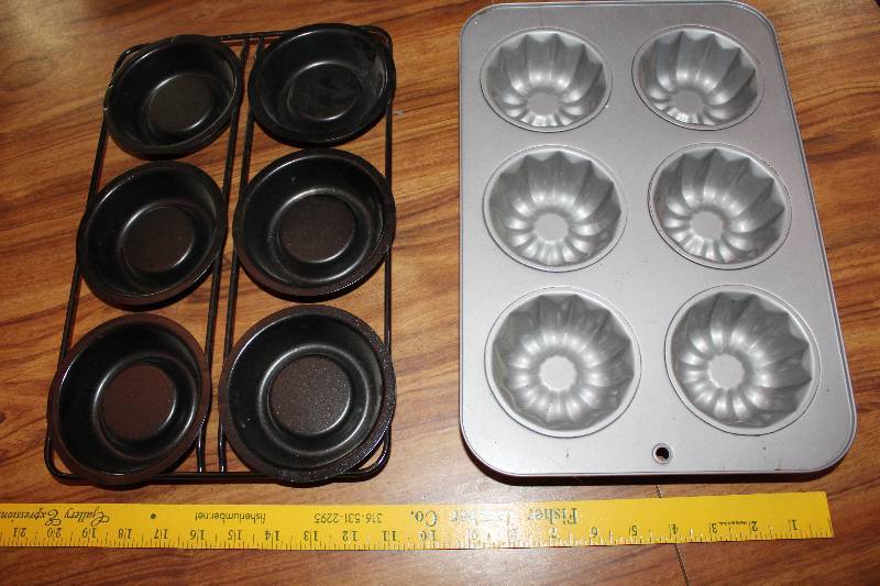 lot 8222 image: Short Cake and Mini Bundt  Cake Pans- Cool