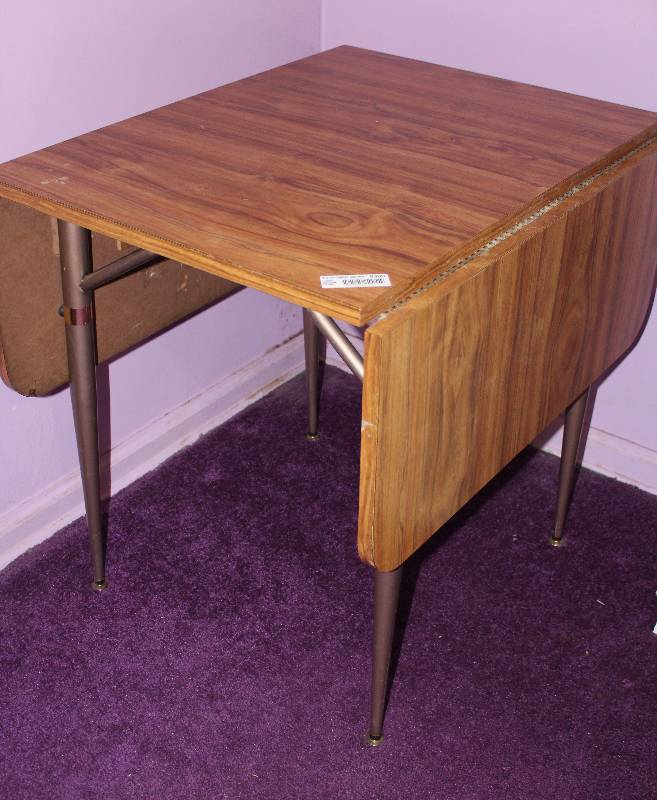 lot 8300 image: Dinette Table
