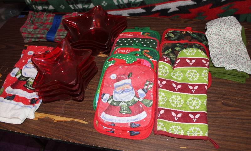 lot 8310 image: Lot of Kitchen Towels, Hot Pads and Serving Bowls