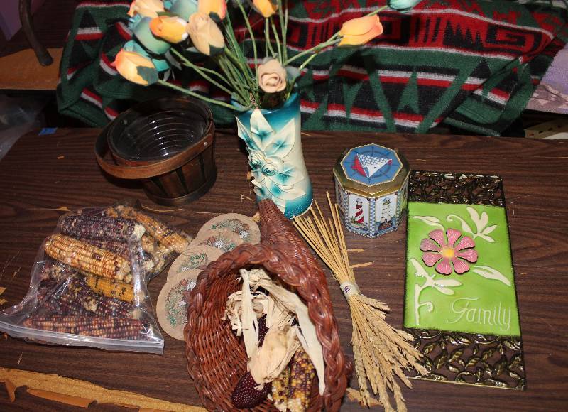 lot 8325 image: Lot of Assorted Home Decor