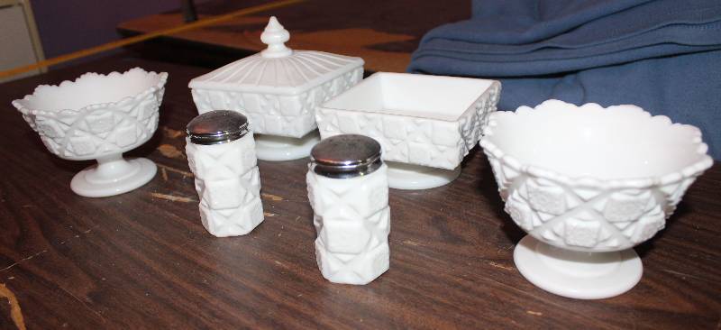 lot 8347 image: Lot of Milk Glass - Quilt Pattern Milkglass - see pics - pretty