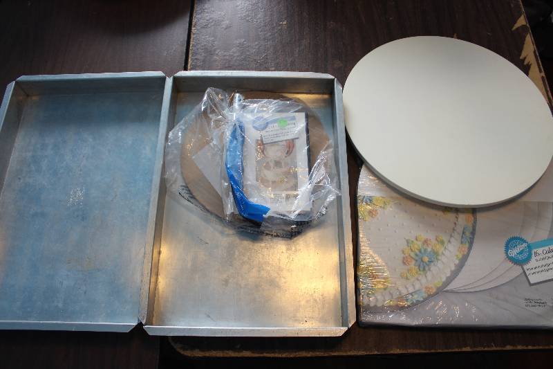 lot 8365 image: Cake Baking Items
