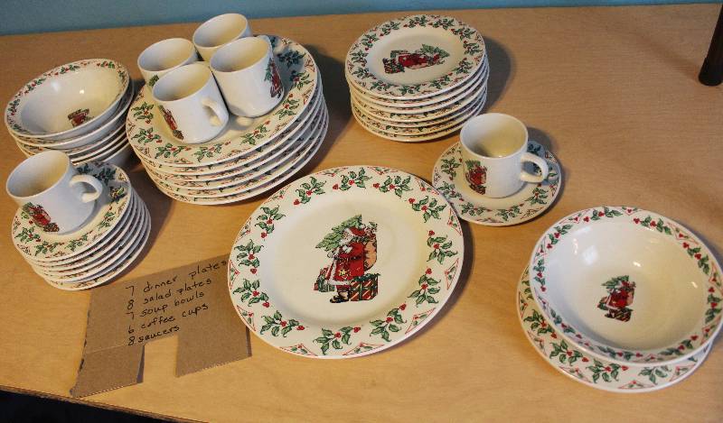 lot 8381 image: Christmas Dinnerware - See Pics (larger set)