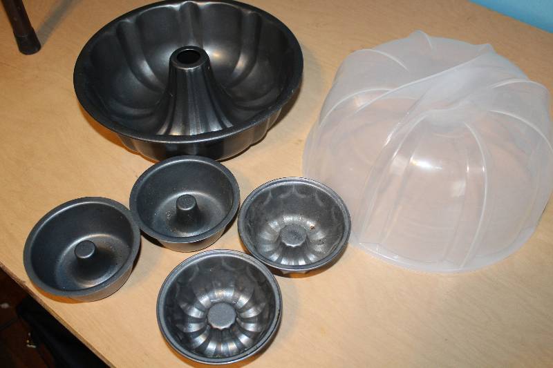 lot 8384 image: Bundt Cake Pan w Cover and 4 Mini Pans