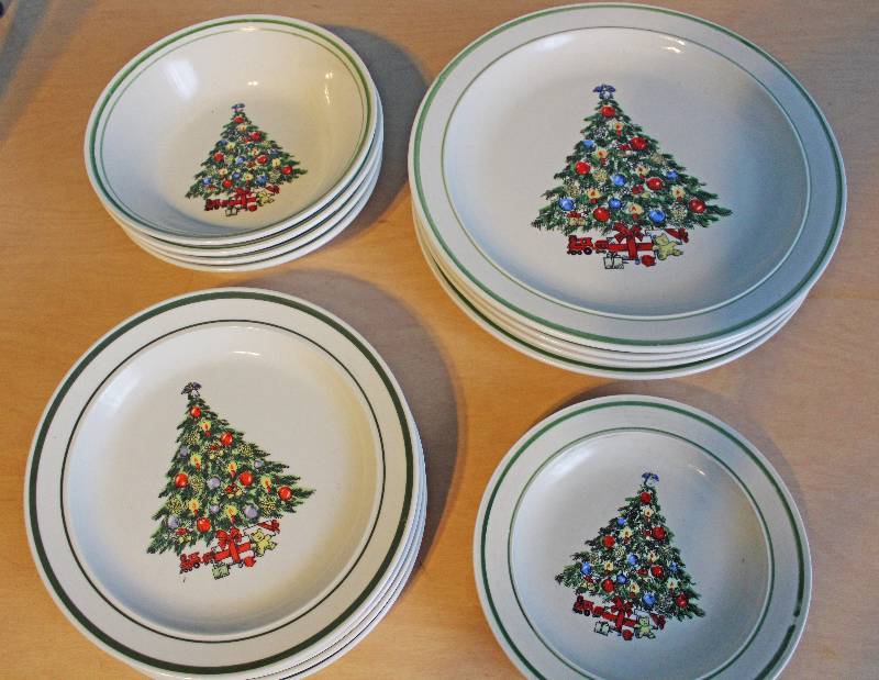 lot 8386 image: Christmas Dinner Ware (larger set)