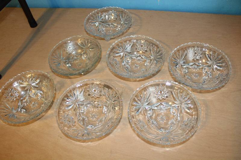 lot 8387 image: Lot of 7 Footed Glass Bowls
