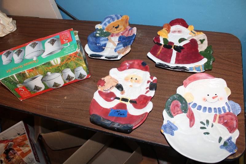 lot 8398 image: Christmas Pretties - 4 Trays and 1 5 pc Set (Creamer, Sugar, Salt, Pepper)