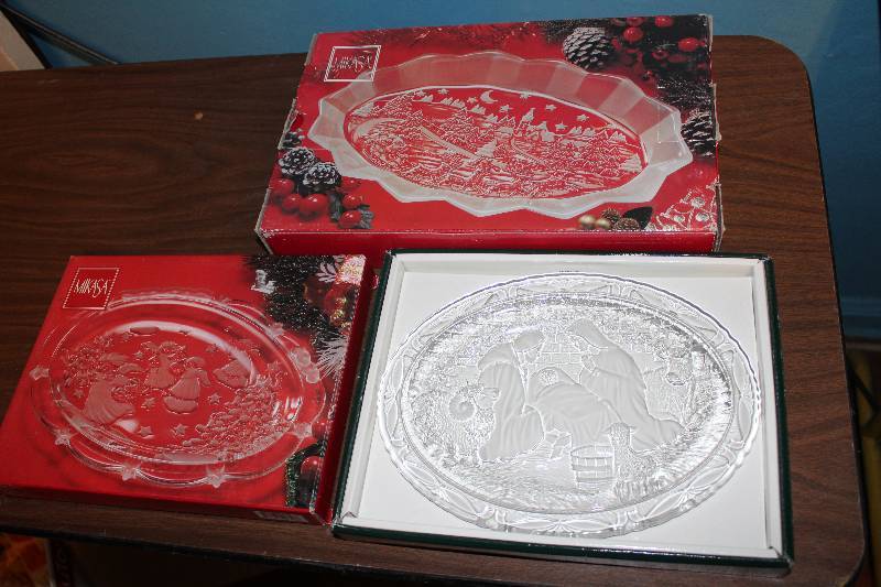 lot 8400 image: Lot of 3 Mikasa Christmas Trays