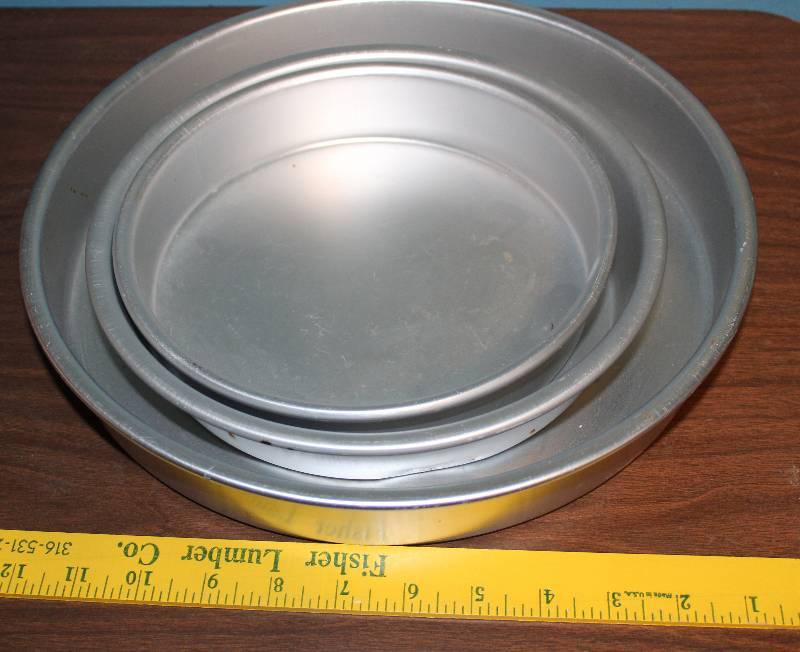 lot 8401 image: Lot of 3 Round Cake Pans
