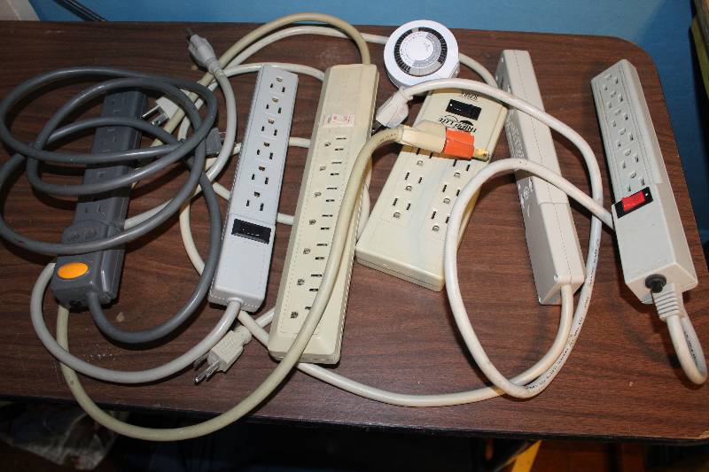 lot 8409 image: Lot of Electrical Cords and Power Strips
