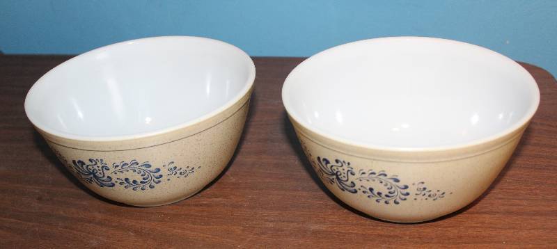 lot 8411 image: Lot of 2 Pyrex Bowls