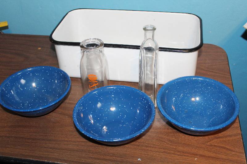 lot 8418 image: Enamel ware and 2 Glass Bottles