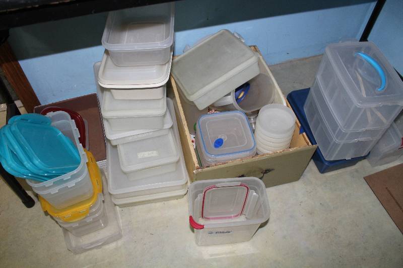 lot 8421 image: Assorted Plastic Storage Containers